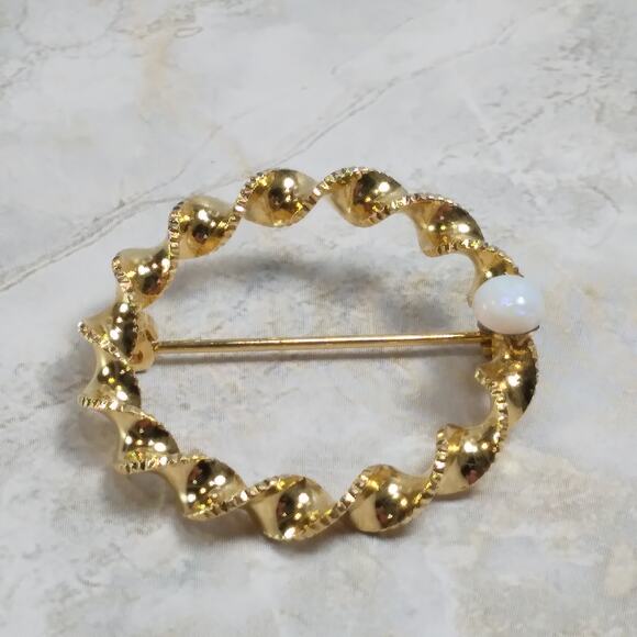 Beautiful Twisted Gold Tone Circle Brooch w/ Faux Opal Pearl Accent Vtg 90s Y2k - Picture 1 of 8